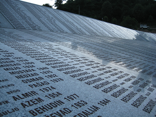 Minneplakett over de drepte i Srebrenica (foto: Radio Nederland Wereldomroep. CC-lisens: by-nd)